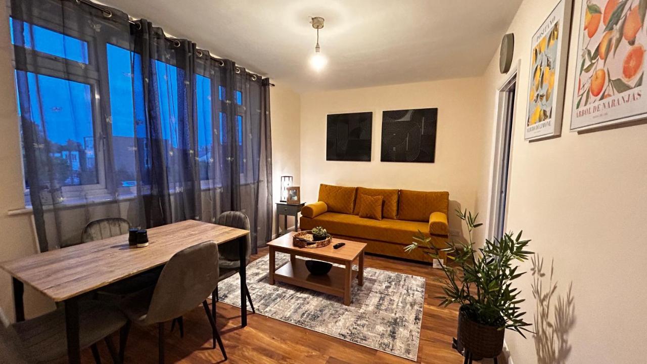 Cozy 2 Bedroom Apartment Close To Town Centre Γουόκινγκ Εξωτερικό φωτογραφία