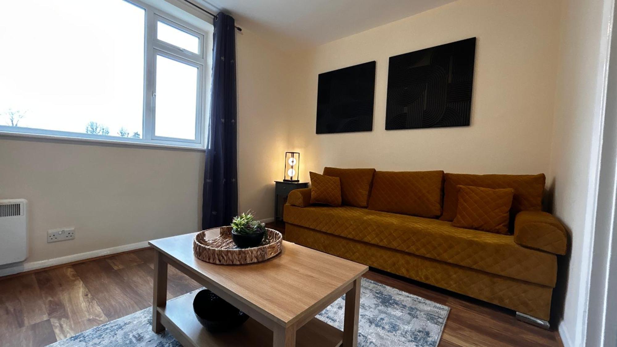 Cozy 2 Bedroom Apartment Close To Town Centre Γουόκινγκ Εξωτερικό φωτογραφία